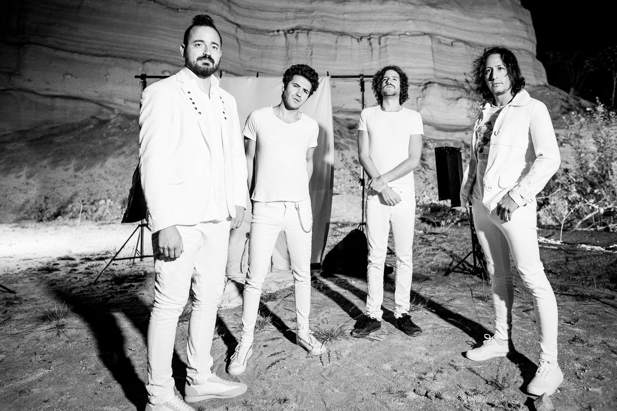 Cómo va el lunes? Nosotros trabajando en lo que develaremos muy pronto. En el cuarto de ensayo hemos atrapado: dinosaurios, barcos de papel, pompas de jabón, laberintos, cábalas, reyes, jefes de estado, vagos y demás, en canciones que transforman lo que ves, en algo más grande...