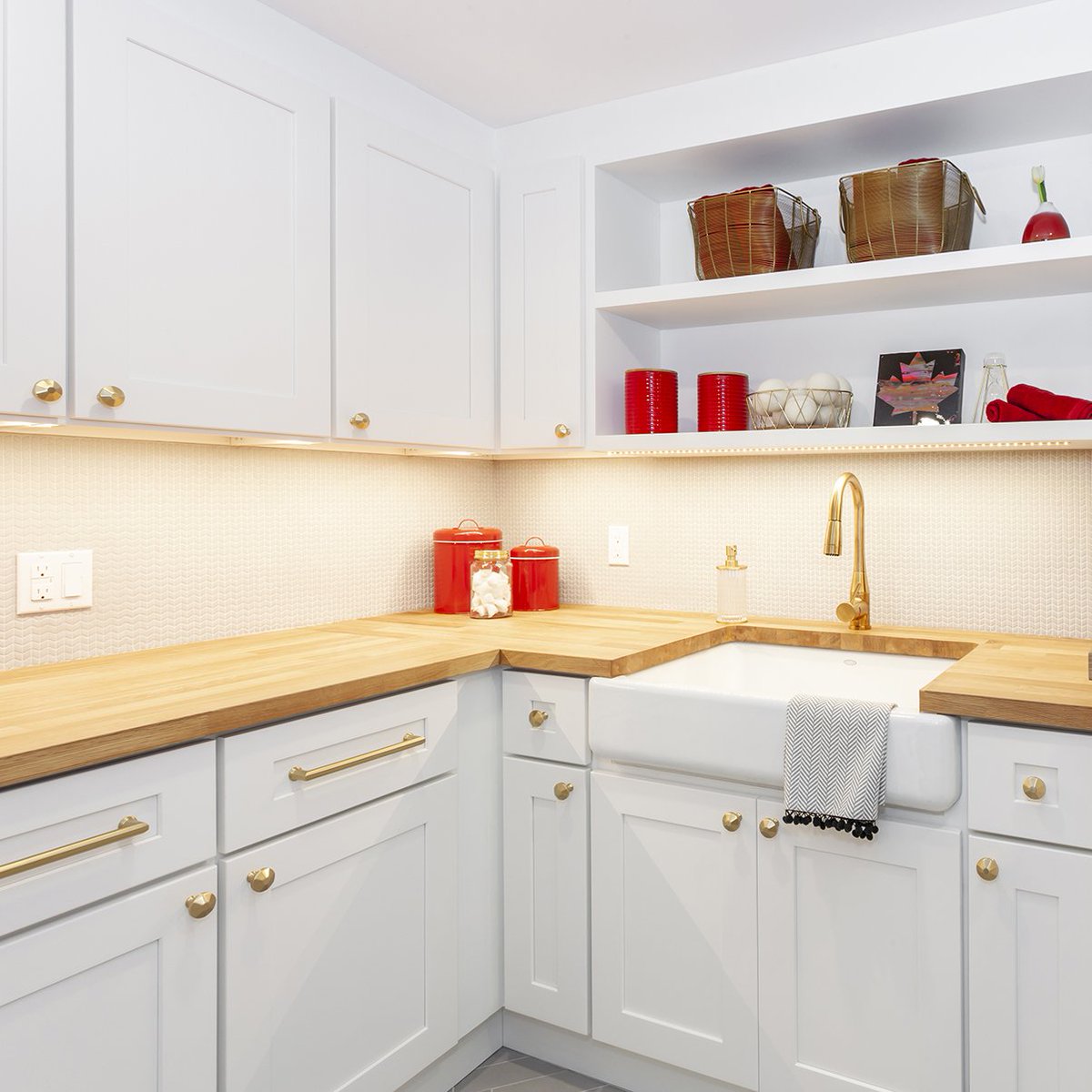 The hexagonal Facette collection in Satin Brass, as seen on last week's episode of #SaveMyReno! Tune into #HGTVCanada this Thursday at 10pm for more #design inspiration! #interiordesign #interiors