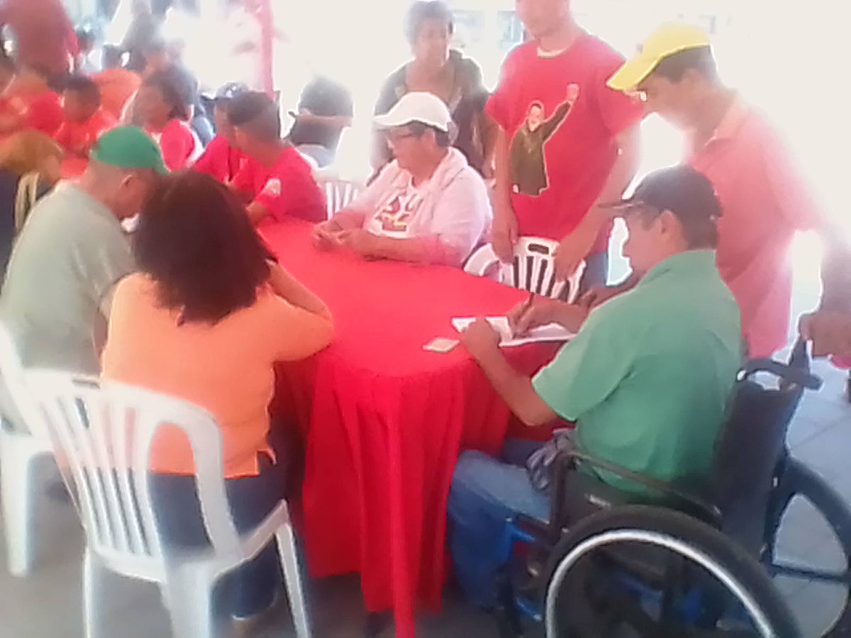 Luisito_Bandera's tweet photo. En la Plaza Bolivar de Maracaibo el pueblo continua estampando su rubrica en favor de la Paz de la Patria #YoFirmoPorLaPatria #HandsOffVenezuela @NicolasMaduro @dcabellor @PedroCarreno_e @OmarPrietoGob @willy_casanova @PartidoPSUV @Psuv_Zulia https://t.co/IN1SomCYcW