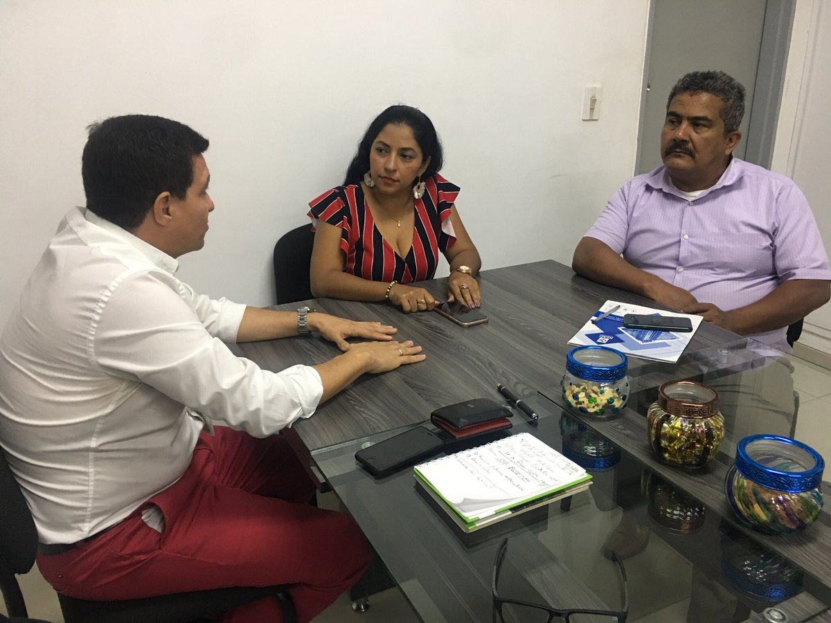 ns_sec's tweet photo. La Secretaria de Desarrollo Económico, Yiloneth Pinzón Ropero y el Gerente Regional del Banco Agrario, Juan Manuel Silva. Se reunieron el fin de agilizar  la renovación del convenio entre esta entidad bancaria y la Gobernación de Dpto que busca beneficiar a los campesinos. https://t.co/0jiY4YwtLL