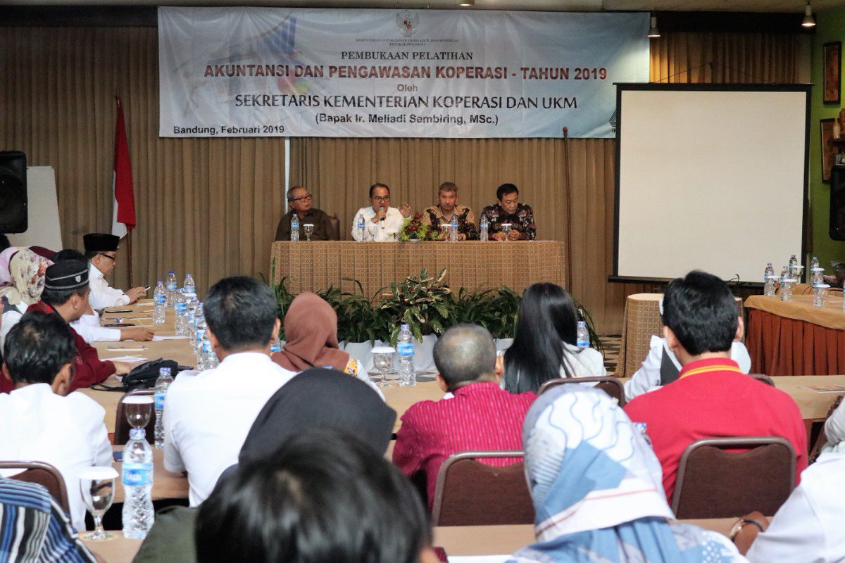 kemenkop_'s tweet photo. Sekretaris Kementerian Koperasi dan UKM Meliadi Sembiring membuka Pelatihan Akuntansi dan Pengawasan Koperasi di lingkungan Kementerian Koperasi dan UKM, Bandung. 

#KemenkopUKM https://t.co/hnZXjqWVqY