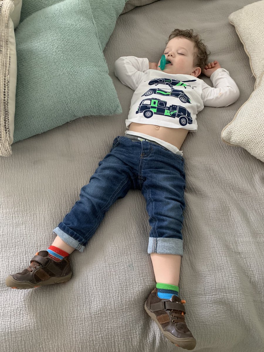 NicolePence's tweet photo. #MondaysWithMatthew Wake me up when this Indiana winter is over. π¬βοΈβοΈ #mondaze
#somanybabies #faketriplets #PorkChopTeddyBear π·π» #indymom #indykids #indyinfluencer #indyblogger #twinbrothers #curlyhairbaby #mismatchedsocks 𧦠π π @jedwardbecker https://t.co/GYUZyPULJt