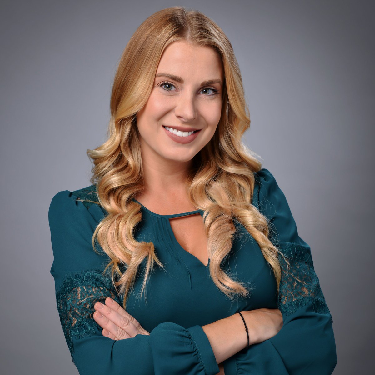 sheisfoxsports's tweet photo. We have two #FSWomanoftheWeek #Daytona500Edition this week.
First off is @KaitlynVincie, host of NASCAR Raceday-NGOTS & @NASCARONFOX Race Hub reporter. @CNUathletics Track & Field Alumni. Enjoys singing, traveling, & spending time with her 18 month-old daughter. https://t.co/CzcEBEHTHj
