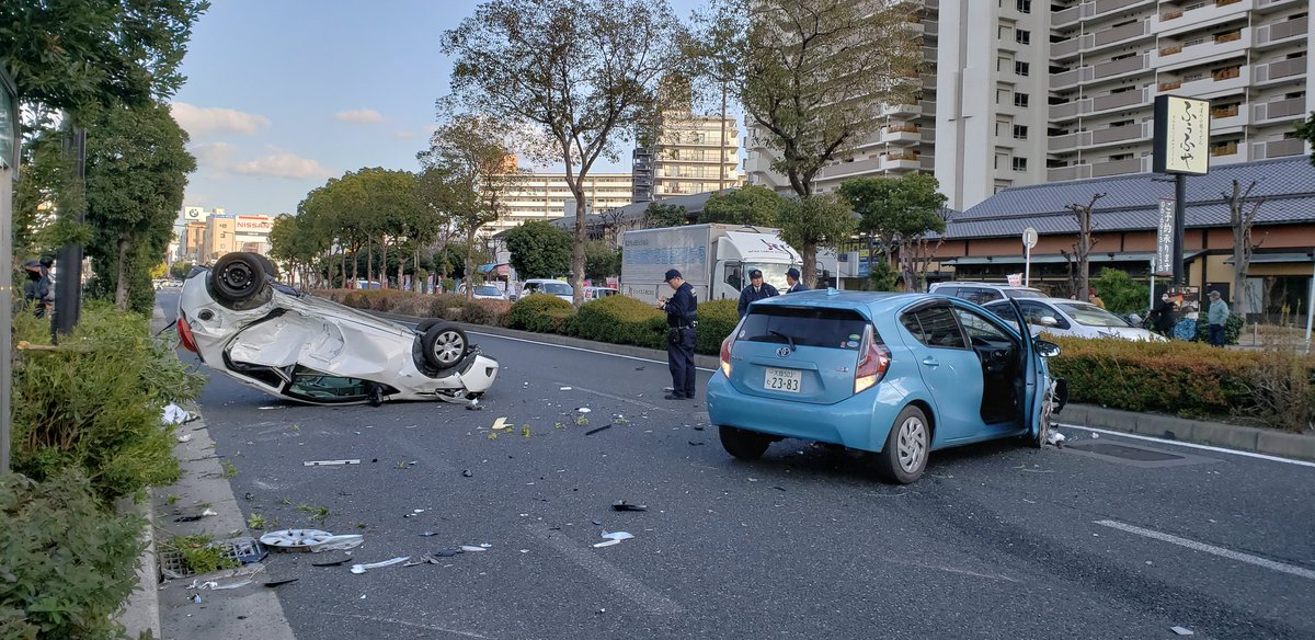 鶴見イオン前で乗用車が横転した事故の現場画像