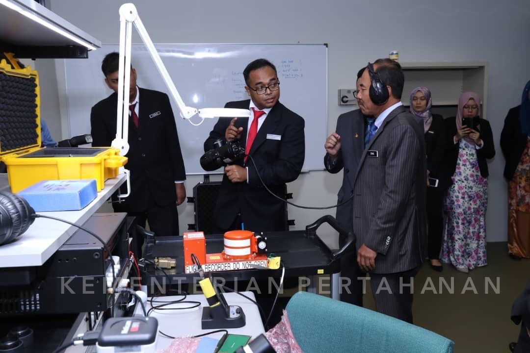 Lawatan kerja Ketua Setiausaha Negara (KSN), YBhg. Datuk Seri Dr. <a href="/IsmailBakar60/">IsmailhjBakar</a> ke Makmal Kotak Hitam (MKH) di <a href="/STRIDEMINDEF/">STRIDE MINDEF</a> Turut hadir bersama adalah YBhg. @halimiabdmanaf KSU <a href="/MINDEFMalaysia/">MINDEF Malaysia</a> dan YBhg. Encik Mohd Khairul Adib bin Abd Rahman, KSU <a href="/MOTMalaysia/">Kementerian Pengangkutan Malaysia</a>. #MindefMalaysia
