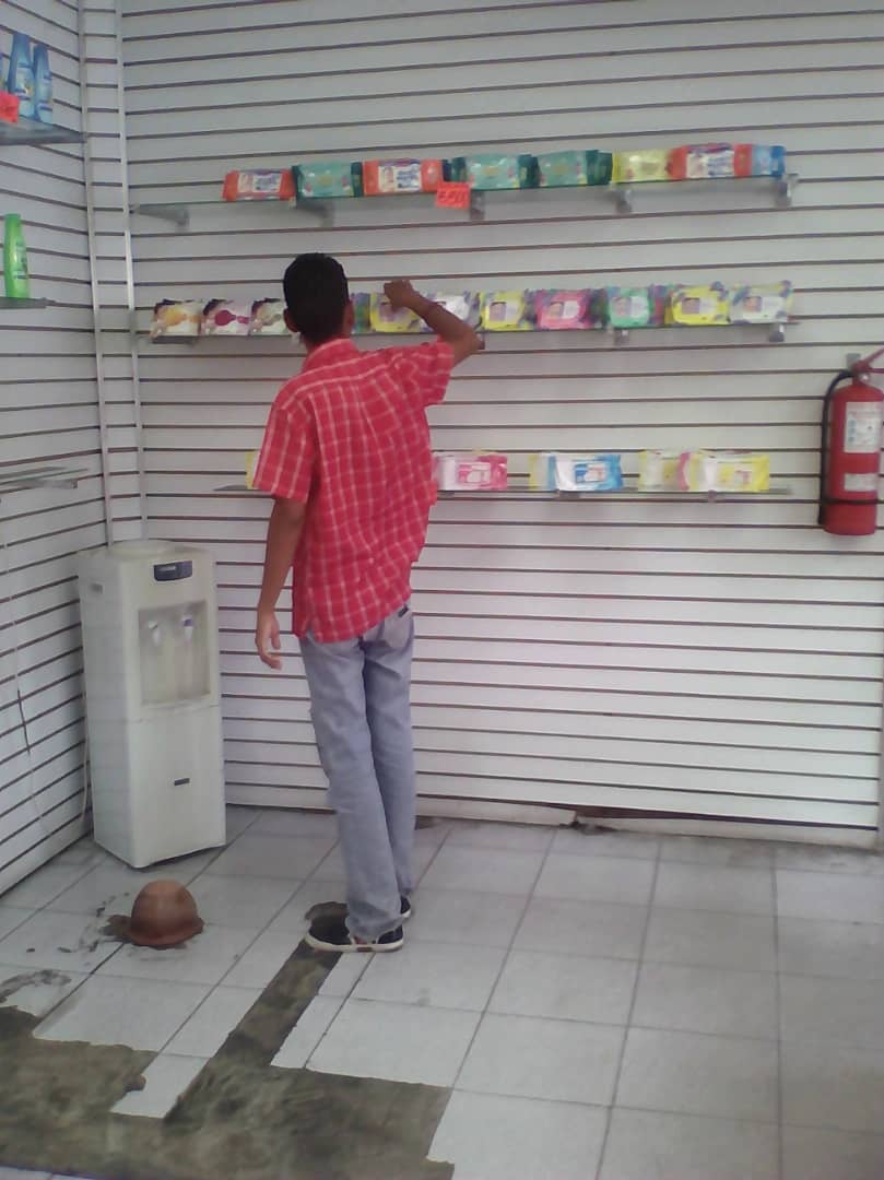 sacs_yaracuy's tweet photo. #SACSAvanza SACS YARACUY. Inspección de seguimiento y control a establecimiento q  comercializa productos cosméticos y así dar cumplimiento a la providencia administrativa 127-2017. San Felipe. https://t.co/iAjSdUuJwm