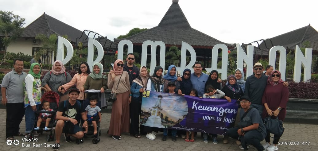 DheaFasya's tweet photo. Kali ini ada dari Bp/ Ibu Dinas Pekerjaan Umum Tangsel bag. Keuangan yang ber family gathering selama 3H2M di Jogja tentunya bersama https://t.co/JHYZ8MIqMf see you next time bapak / ibu https://t.co/xfAPPFYMwY
