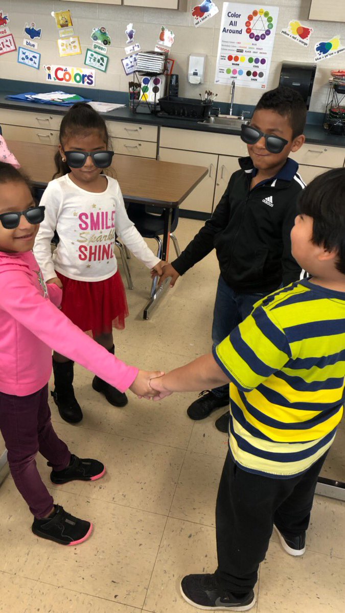 DLESMagnetCoord's tweet photo. Reviewing #geometricshapes with kindergarten by creating and altering shapes through creative movement and arm gestures with Miss @CristySamanieg2 ‘s class and @UNCSchoolofArts #ArtistCorp  member, Cynthia @AplusSchoolsNC #DLESFocus https://t.co/wVDBEL611T