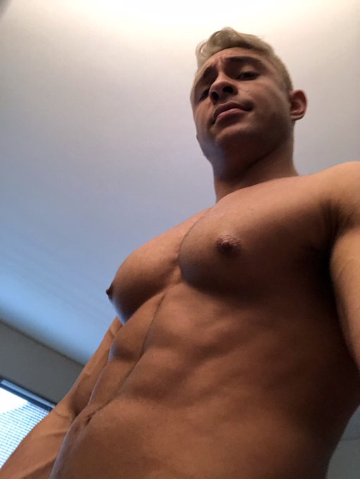 It's universal chest day. pumped up post gym. https://t.co/boUZLmCgYd<a href="/tag/whosthedaddy"class="tags"><span>#whosthedaddy</span></a>