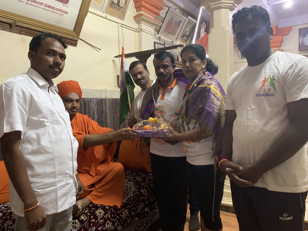 MahaRunForModi's tweet photo. #maharunformodi today run start in Haveri hukkeri mata with the blessings of SRI SRI SADHASHIVA MAHASWAMI JI ,they contributed for #army welfare fund..thank you haveri people. @narendramodi #maharunkumar @BJP4India @BJP4Karnataka @BSYBJP @nrkbjp @AmitShah @btvnewslive @republic https://t.co/rN6EaPaVbg