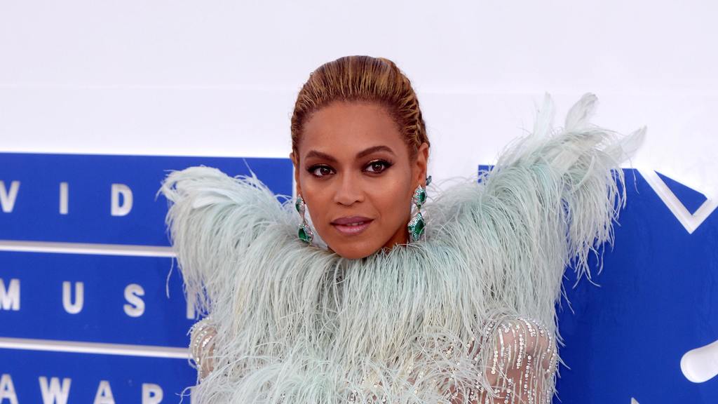Beyonce wishes Destiny s Child bandmate Kelly Rowland happy birthday  