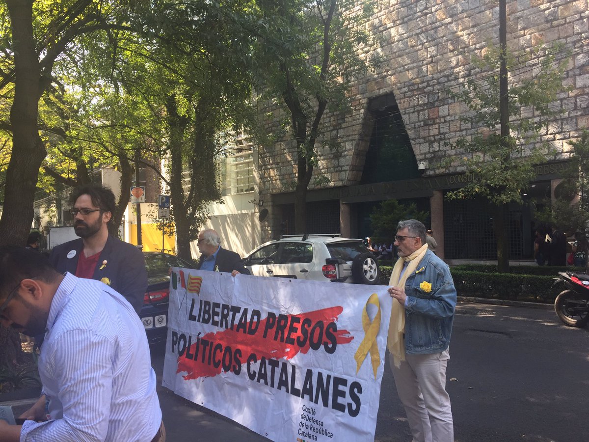CDR_mx's tweet photo. Entregamos nota de prensa y rosas amarillas a periodistas convocados por la embajada española en México para explicar falsa versión sobre el juicio de los prisioneros políticos catalanes!! #LlibertatPresesiPresosPolítics #UsVolemaCasa 
#SomRepública   #FreeCatalonia 
#cdrméxico https://t.co/6yUUP78Jbm