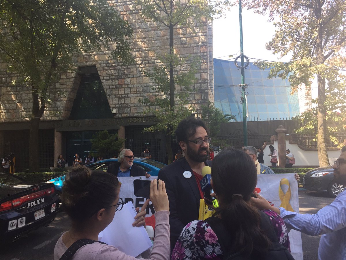Entregamos nota de prensa y rosas amarillas a periodistas convocados por la embajada española en México para explicar falsa versión sobre el juicio de los prisioneros políticos catalanes!! #LlibertatPresesiPresosPolítics #UsVolemaCasa 
#SomRepública   #FreeCatalonia 
#cdrméxico
