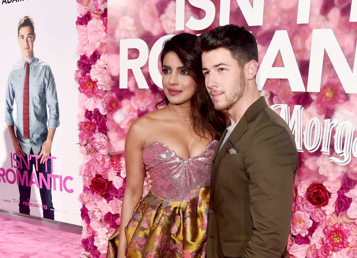 extratv's tweet photo. .@priyankachopra &amp; @nickjonas did a pre-Valentine’s date night at the premiere of her movie #IsntItRomantic! 💘 https://t.co/53vR7LldEC