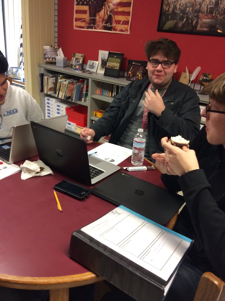 dhoward1121's tweet photo. When studying Dual Federalism vs. Cooperative Federalism in AP Government, we compare the two with regards to marble cake vs. layered cake. Today, my students enjoyed their own cupcakes to demonstrate the lesson!! Let’s just say this lesson was pretty sweet! 😉🎂@VMHS_Jackets https://t.co/BhFmEomIQz