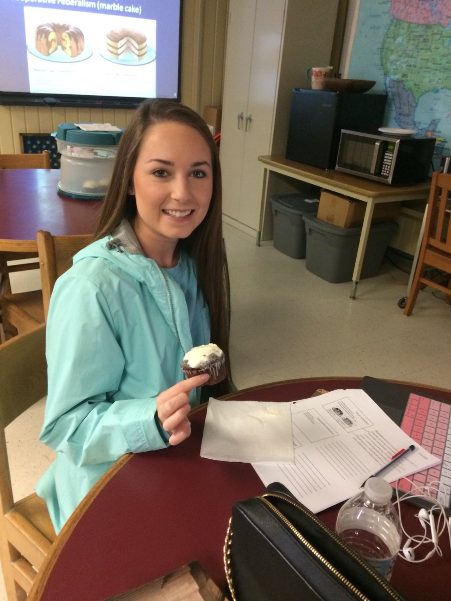 dhoward1121's tweet photo. When studying Dual Federalism vs. Cooperative Federalism in AP Government, we compare the two with regards to marble cake vs. layered cake. Today, my students enjoyed their own cupcakes to demonstrate the lesson!! Let’s just say this lesson was pretty sweet! 😉🎂@VMHS_Jackets https://t.co/BhFmEomIQz