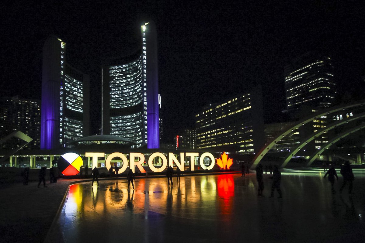 AGreatCapture's tweet photo. Toronto sign turns gold in honour of Drake winning a Grammy #drake #share3dto #xoto #torontosign #nathanphilips #nathanphillipssquare #toronto @TOGuardian @torontodotcom @blogTO https://t.co/oe8KWrE74s