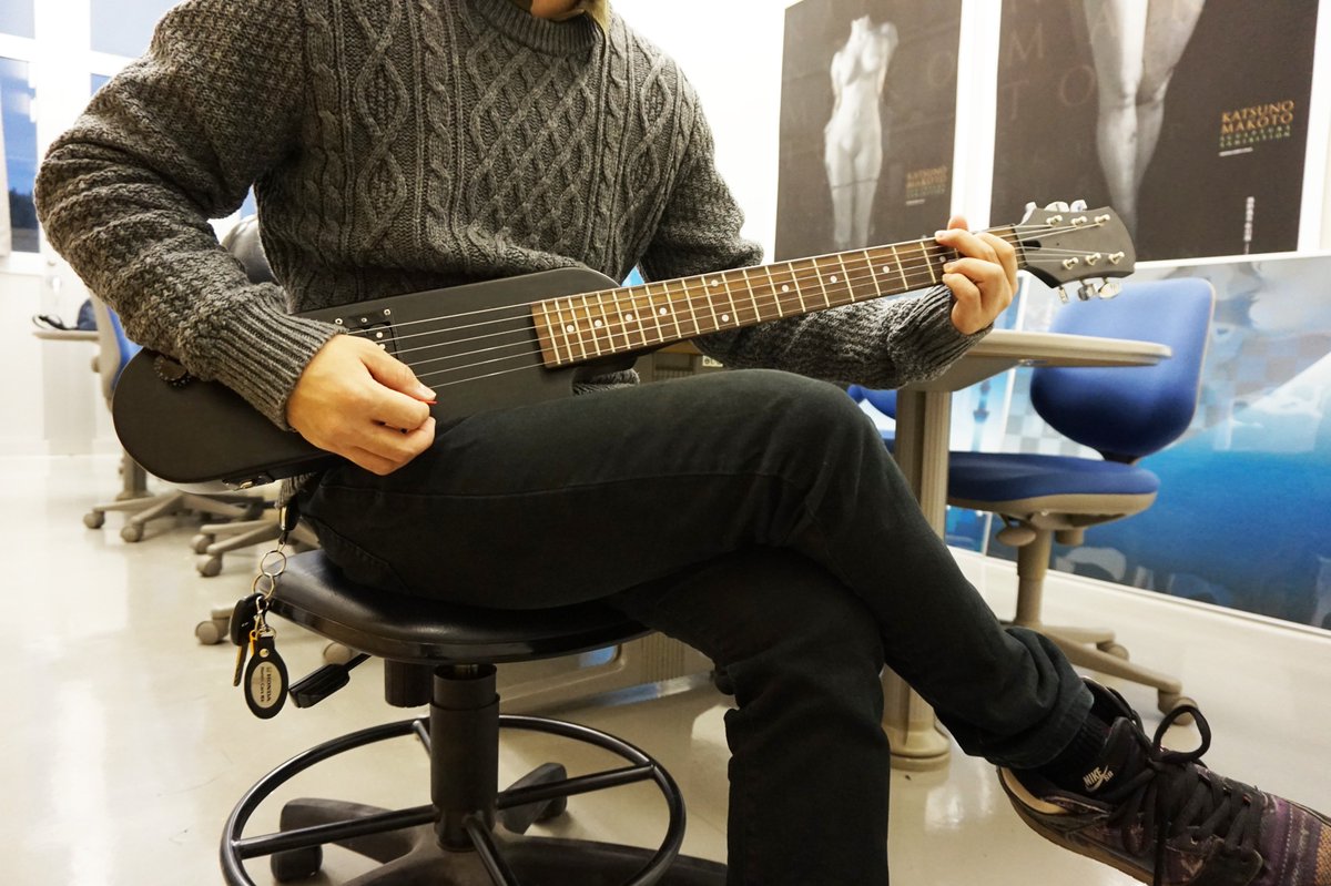 SoDA_2019's tweet photo. タナカ君の作品

タイトル：ミニマルデザインから考えるギターのデザイン提案

今日存在するギターの殆どは従来の瓢箪型から派生された物や外見を意識したり音楽性に沿った物が多 く、整理されたデザインの物は見受けられない。従来に無いギターのデザインを提案し、ギターデザインの可能性を広げたい https://t.co/GBwi9a3kfI