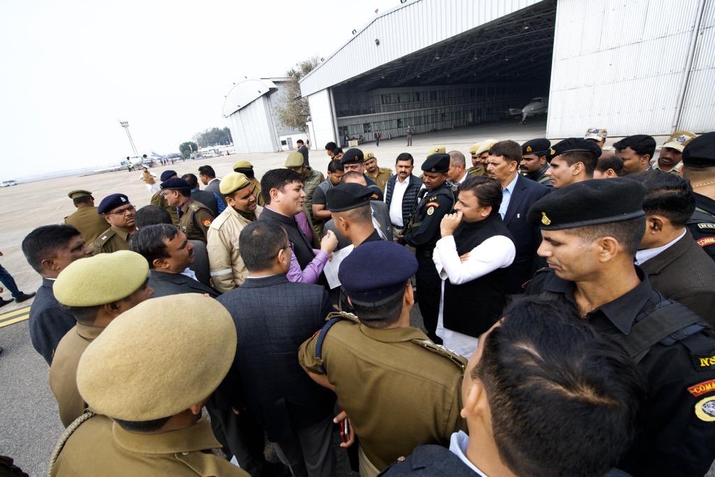 TheExpose_'s tweet photo. इलहाबाद एक कार्यक्रम में जा रहे यूपी के पूर्व सीएम @yadavakhilesh को योगी पुलिस ने लखनऊ एयरपोर्ट पर रोका

अखिलेश यादव ने प्रदेश की सरकार पर गंभीर आरोप लगाए. https://t.co/YGPE5CgwFE