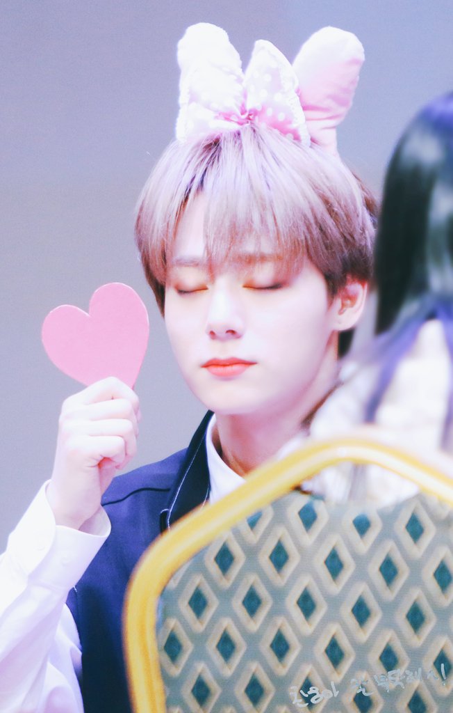 980826_2's tweet photo. 190208 원어스 쿨트랙 압구정 로데오 팬싸인회

하트 환웅💓

#원어스 #ONEUS #여환웅 #환웅 https://t.co/mofmzJhnAw