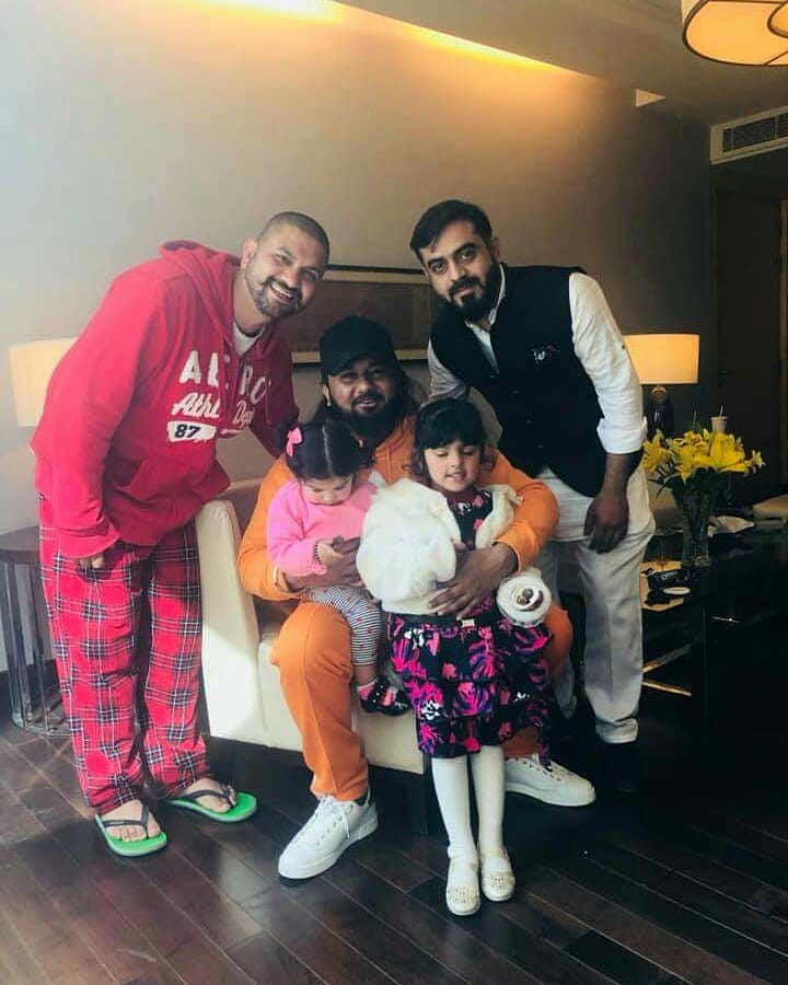 Rajkishorbisho3's tweet photo. Yesterday morning was the best Alisha & Anvi had great time with there yo yo chacha ji and chachi Ji love u guys a lot...
#yoyohoneysingh #alfaaz #honeysingh #yaatbathere #shaddi #singhstamusic #hommiedilliwala #yyhitro #indo #yoyolatestupdate https://t.co/WWhvsbKshe