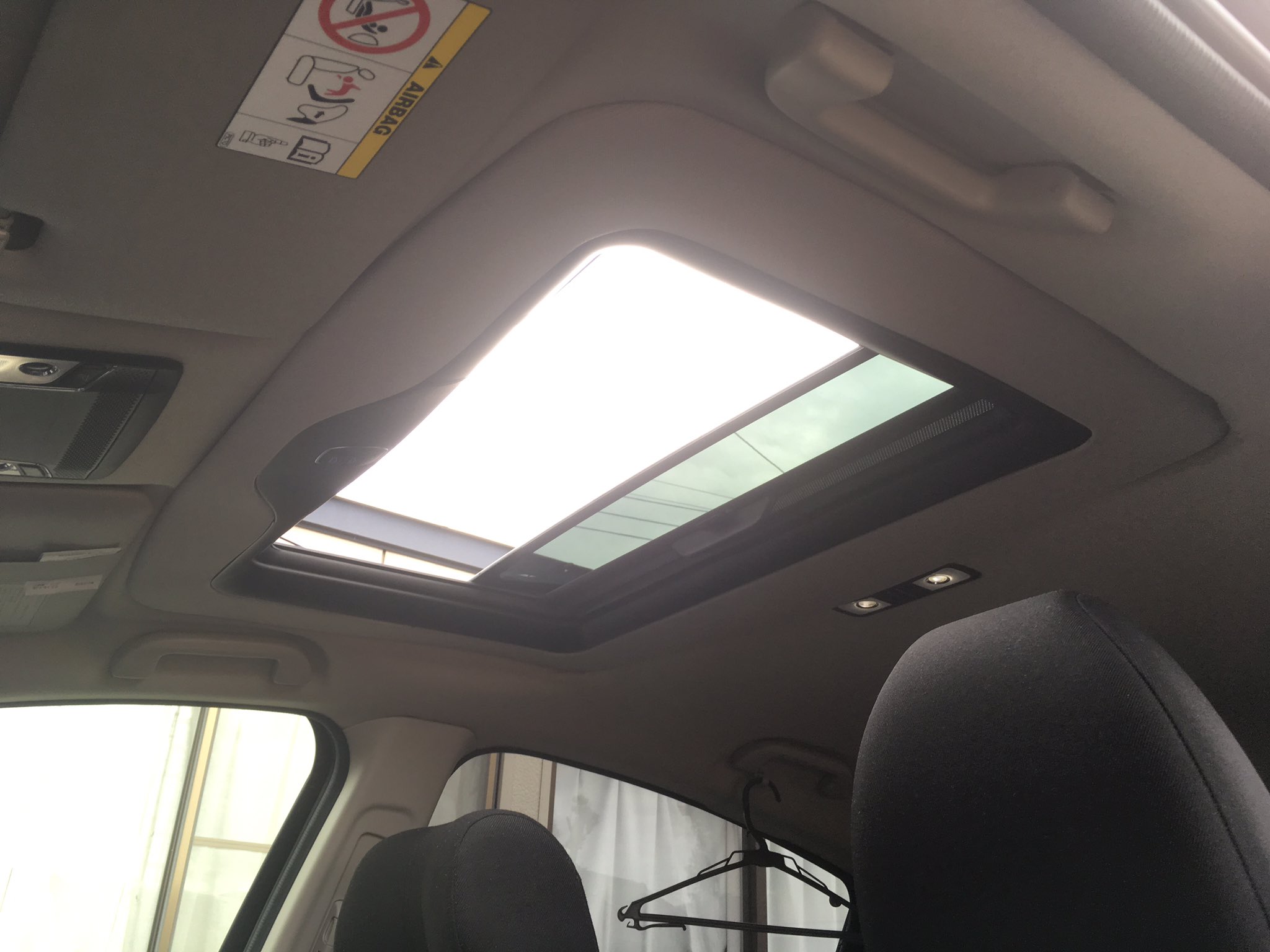 クリジュン 親父が新車で買ったヴェゼルにいつのまにか後付けのサンルーフつけてた しかも自分でwww T Co 4z9t4486g0 Twitter