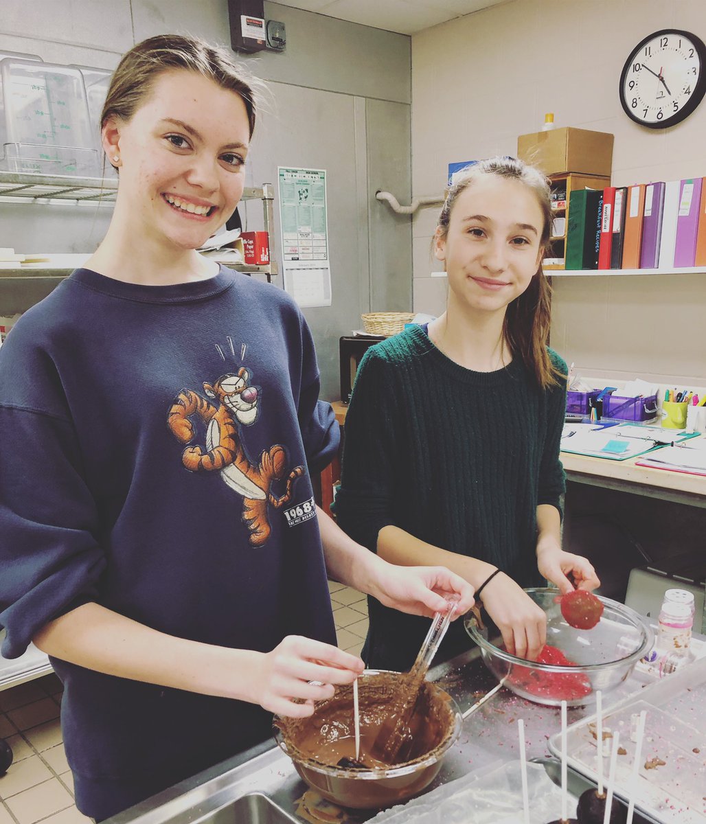 Busy bakers! 🎂🍭 

#round2 #fcdance #crickettes #gocrickets #fundraiser @thrivent #actionteam