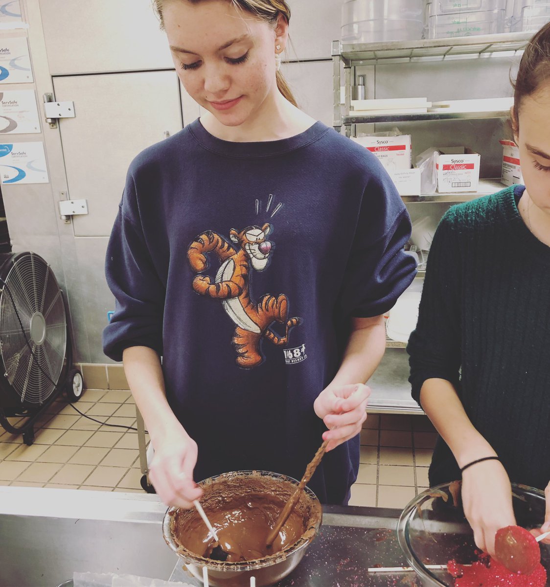 Busy bakers! 🎂🍭 

#round2 #fcdance #crickettes #gocrickets #fundraiser @thrivent #actionteam