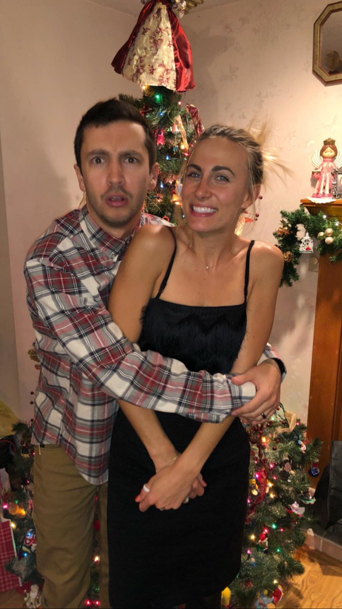 SkeletonLatAm's tweet photo. "La Navidad pasada con mi Jenna y mi bigote"

@tylerrjoseph vía Ig stories https://t.co/c3jO6OQ62Z