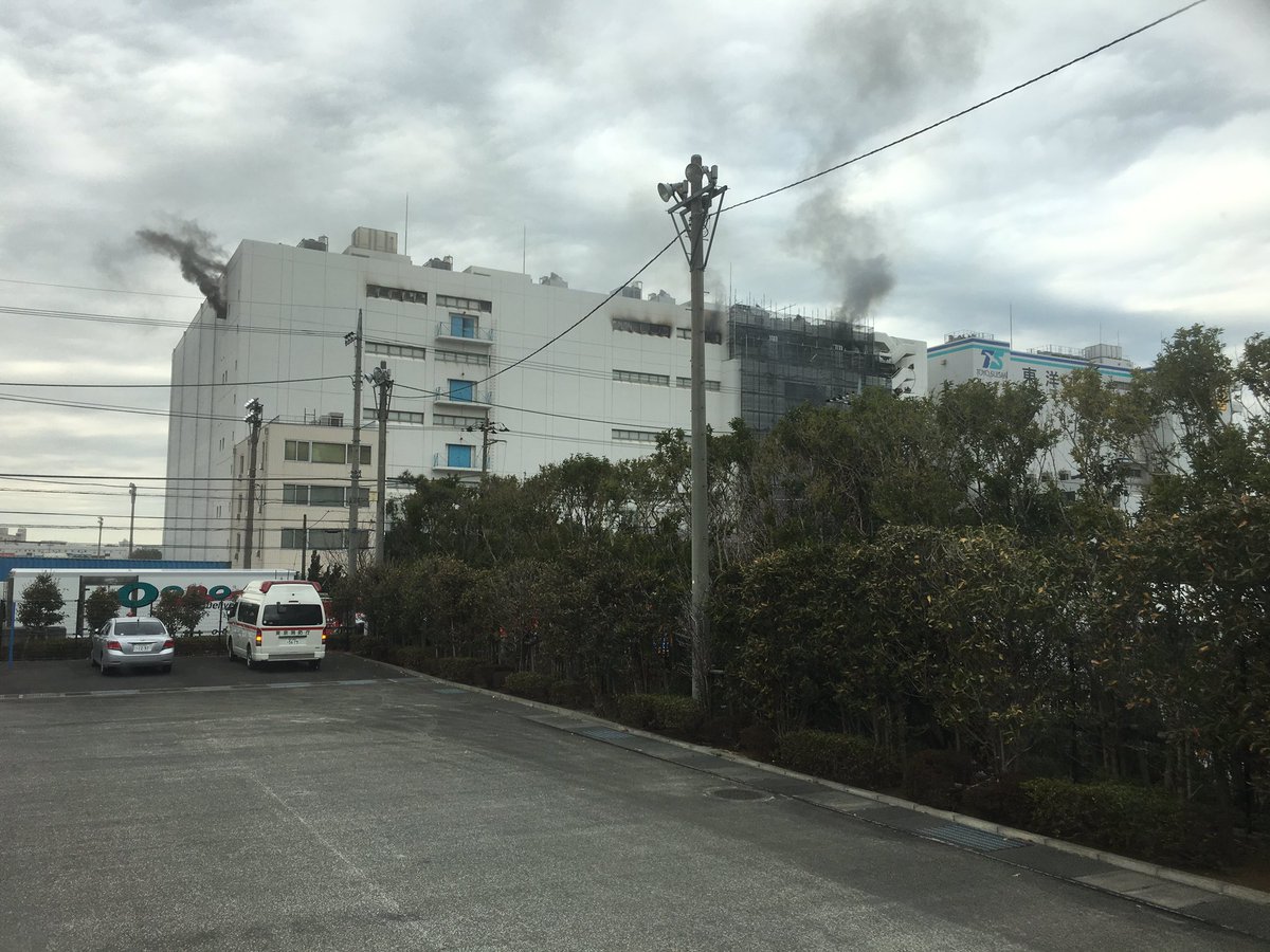 大田区城南島のマルハニチロ物流センターで火災が起きている現場画像