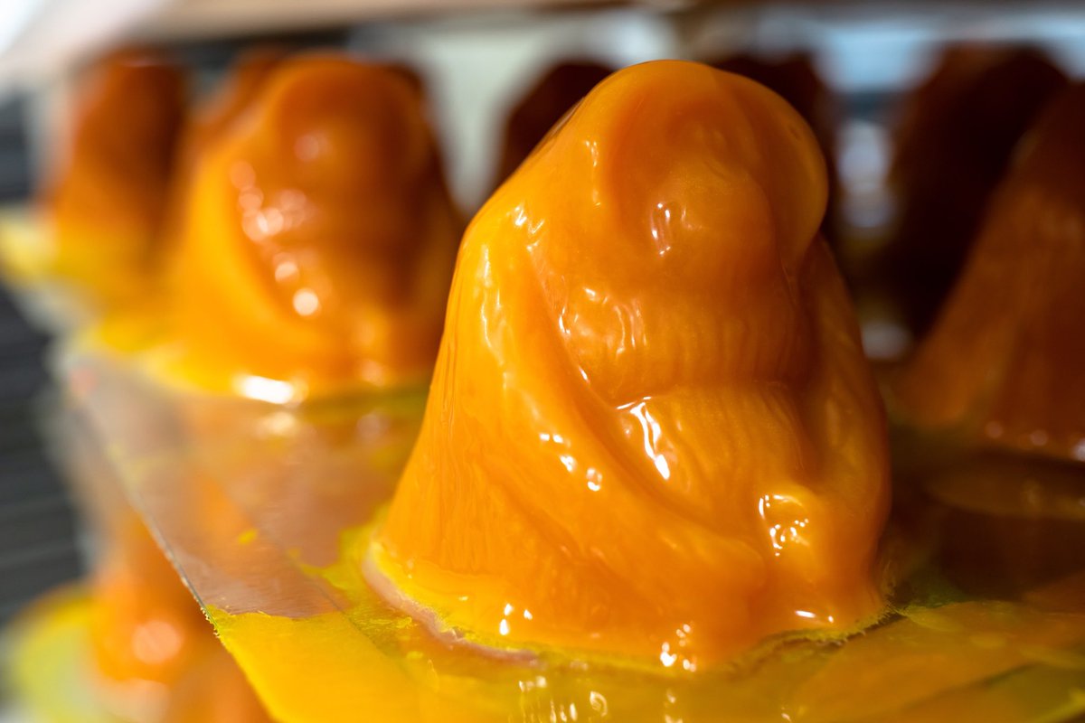 lush_kitchen's tweet photo. 『オランウータンソープ』は溶けやすい？🧐
このソープの原材料である石ケン素地は、ココナツオイルとカカオバターをベースにラッシュが独自に開発したもの。溶けやすさはココナツオイルが25℃以上で液状になる性質があるから。その分柔らかくてお肌にも馴染みやすいんです☺️
https://t.co/7EwzfYJDBq https://t.co/5QTZiP4FsP