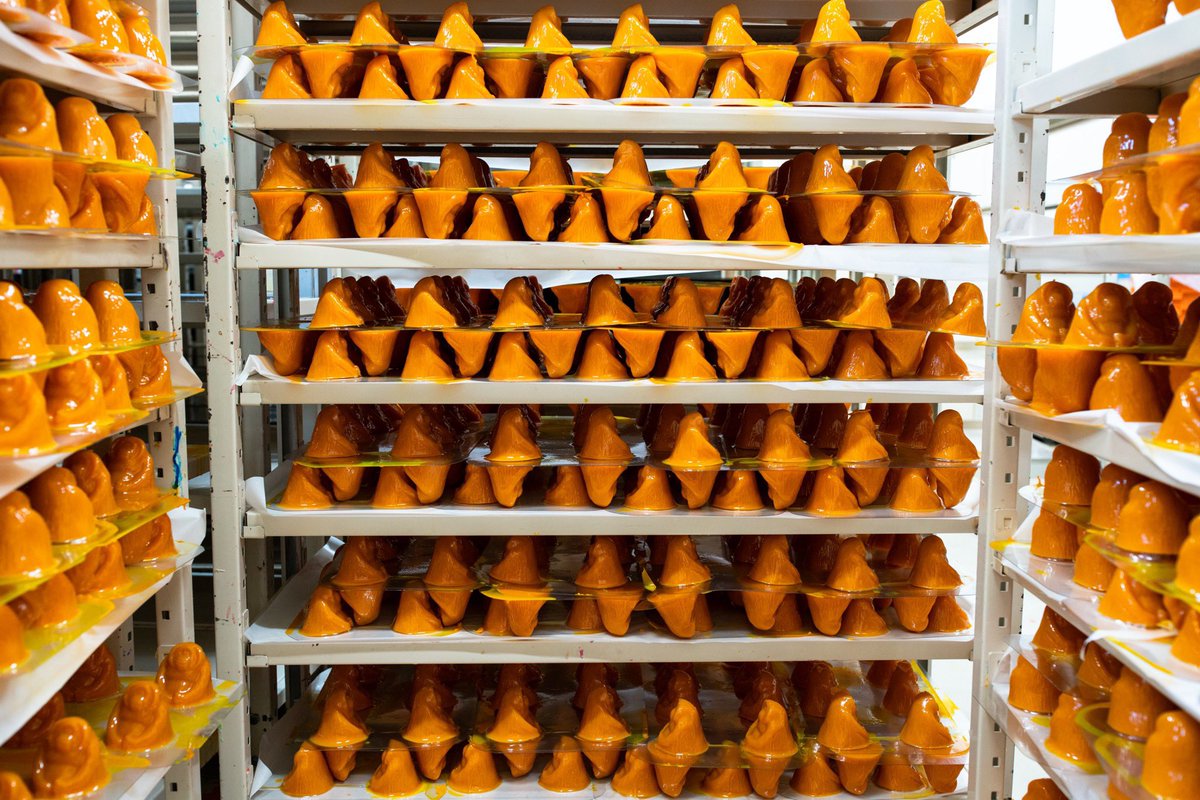 lush_kitchen's tweet photo. 『オランウータンソープ』は溶けやすい？🧐
このソープの原材料である石ケン素地は、ココナツオイルとカカオバターをベースにラッシュが独自に開発したもの。溶けやすさはココナツオイルが25℃以上で液状になる性質があるから。その分柔らかくてお肌にも馴染みやすいんです☺️
https://t.co/7EwzfYJDBq https://t.co/5QTZiP4FsP
