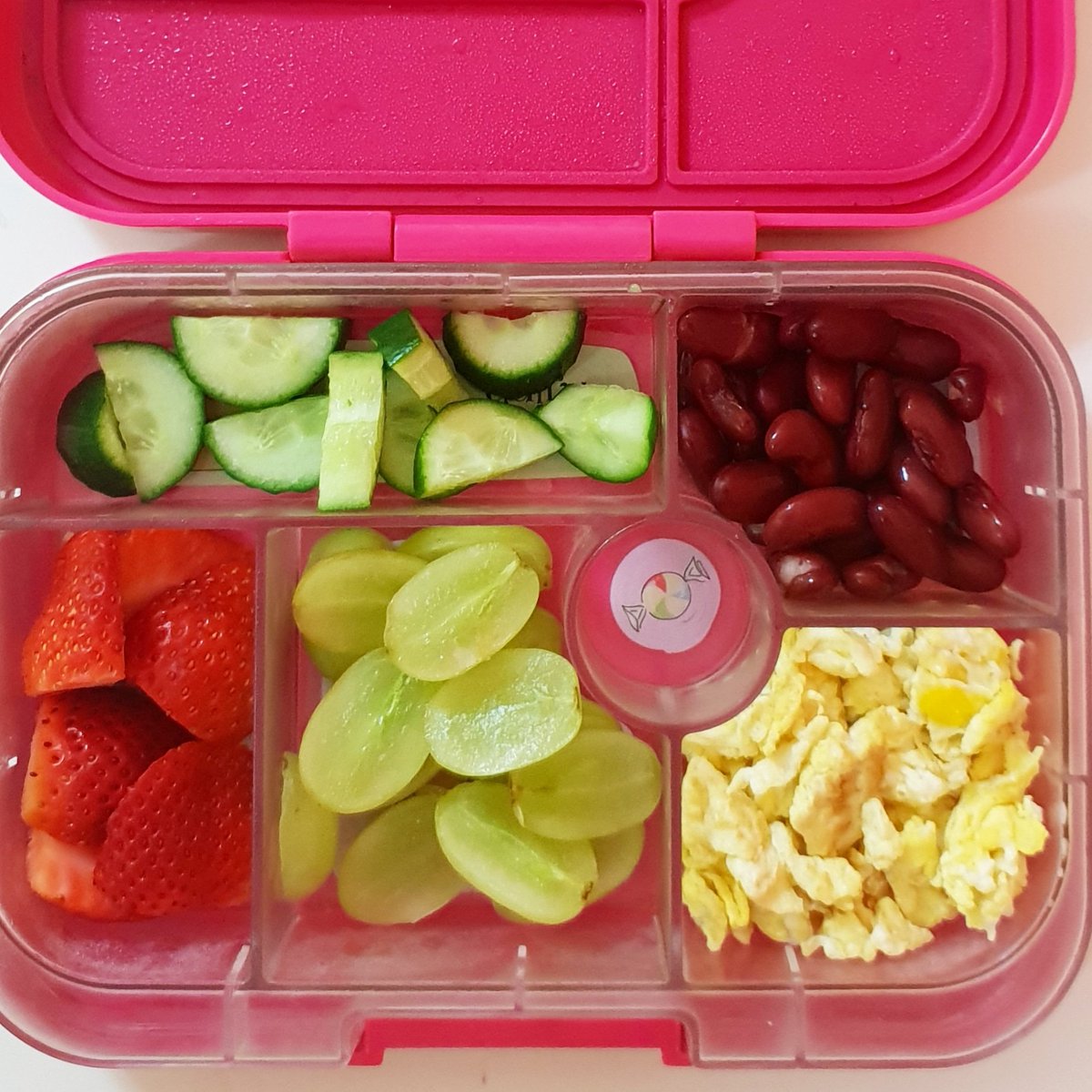 غداء غني بالبروتين لليوم 🍓🍳
High protein lunch box for the school today 

#علبة_غدائنا_الصحية 
#healthyschoollunch #schoollunch #yumbox #yumboxlunch