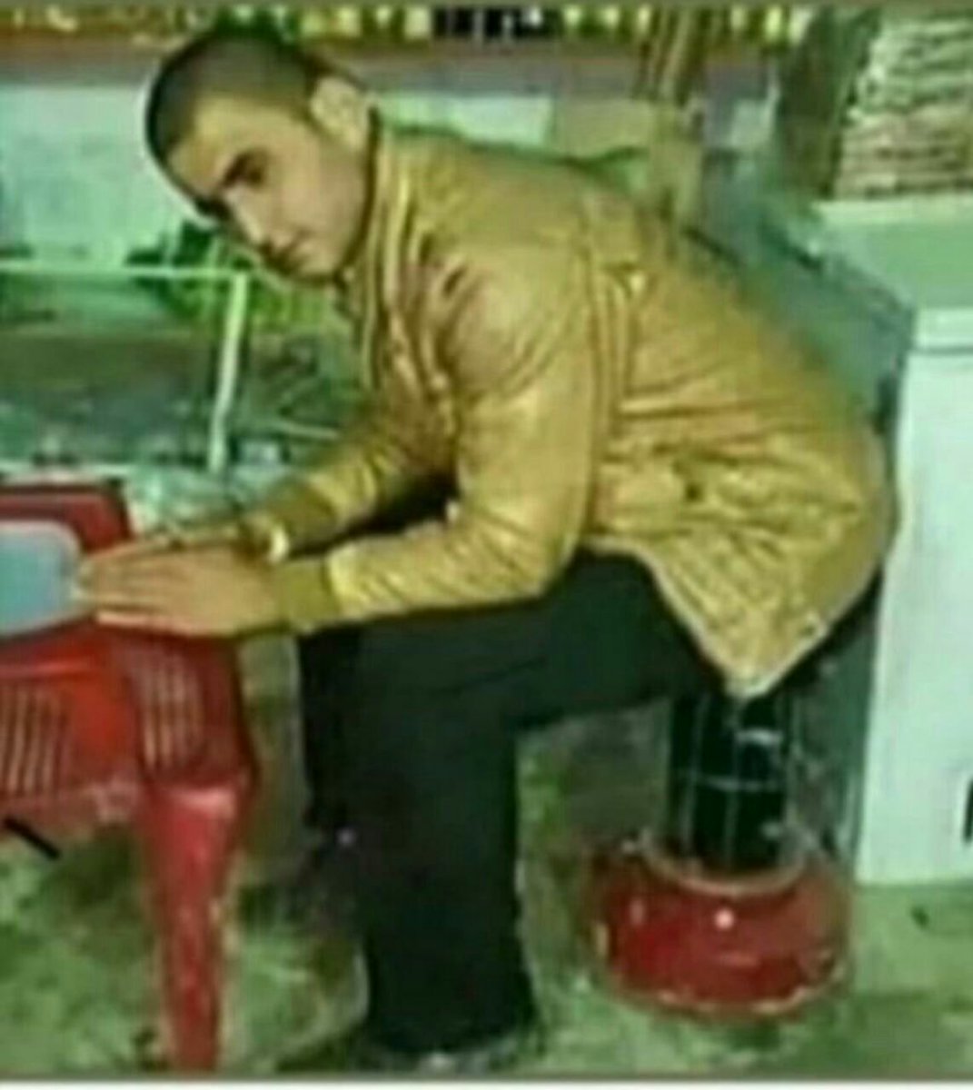 وقتی مستی و نمیخوای خونواده ت بفهمن!
#بد_مست
#مزه_خورا
😁