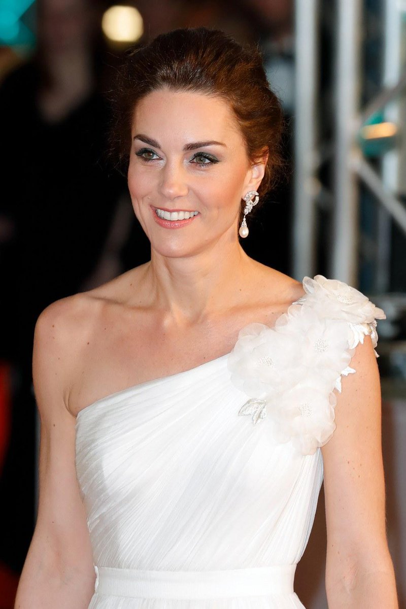 VogueFrance's tweet image. Kate Middleton pays tribute to Princess Diana with these stunning   earrings... ---&amp;gt; bit.ly/2Gmis3C

© Getty Images