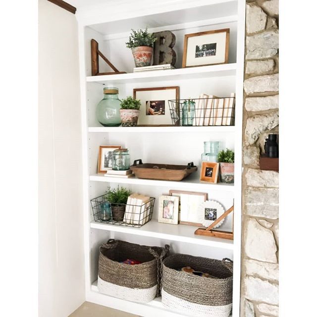 A built-in bookshelf that's well organized. Love this ✨
.
.
.
Credit: unknown
#organized #organizedkitchen #organizedfamily #organizedliving #organizedlife #mariekondo #tydingupwithmariekondo #tidyingup #tidyup #springcleaning #interiordesign #organization #organizedbathroom…