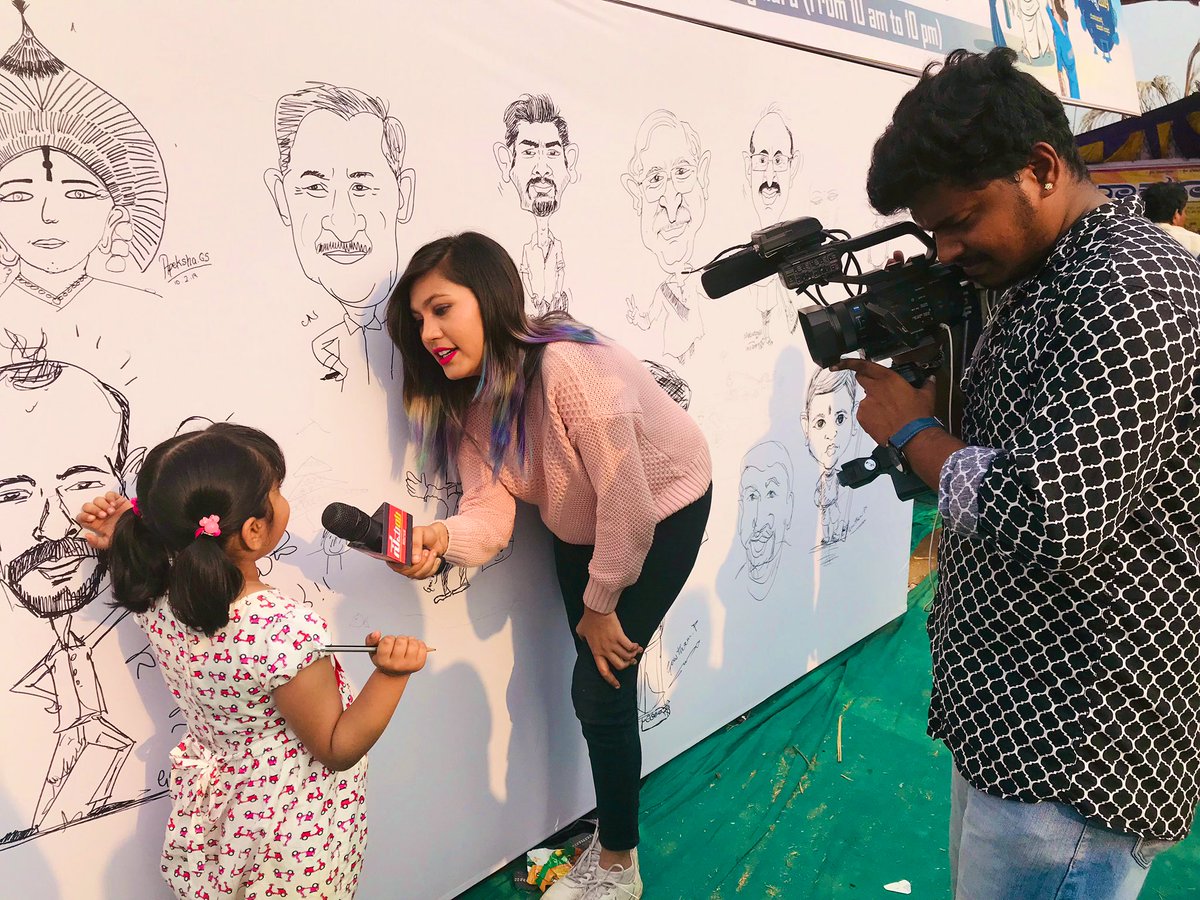 RachanaCreation's tweet photo. when a little fan talks about how she was surprised to see @satishacharya made her caricature with in minutes!
@Samayanews24x7 #CartoonuHabba #Bangalore #10feb2019 https://t.co/zI2X8aAkN2