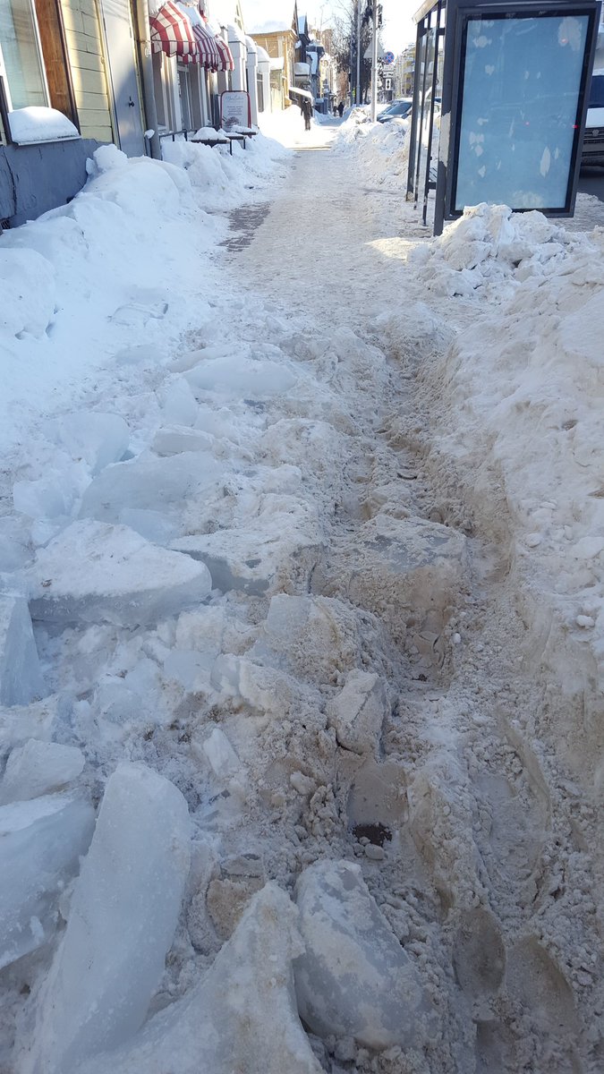 Центр города, "туристический маршрут". Остановка Филармония. Собственно напротив Самарской государственной филармонии. Люди идут, ломая ноги. Призыв О.Хаяма очень "кстати", чтобы думать о "высоком". Организуйте уборку снега с тротуара! <a href="/samara_in/">Администрация Самары</a> <a href="/DepGorHozSamara/">Департамент ГХиЭ</a> <a href="/E_Lapushkina/">Елена Лапушкина</a>