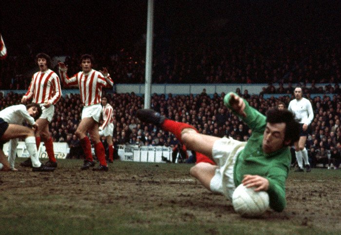 FootballMuseum's tweet photo. We are devastated to learn of the passing of Gordon Banks. 

A World Cup winner with @England, a hero at @LCFC and @stokecity, and undoubtedly one of the finest players ever to don a pair of goalkeeper gloves. #NFMHallOfFame

https://t.co/wQKoLCVlUu https://t.co/eHlmHkbswO