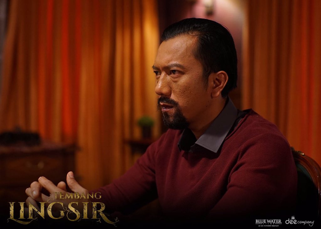 DeeCompanyID's tweet photo. Om Gatot ternyata menyimpan rahasia tentang Mala. Apa itu? Temukan jawabannya di #TembangLingsir. Sedang tayang di bioskop!

'Tembang Lingsir' diangkat dari kisah lagu 'Lingsir'.

#Lingsir
#BlueWaterFilms
#DeeCompany 
@bluewater_films
@wikanarif https://t.co/HtPG8B1YuN