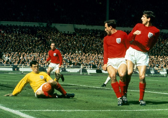 FootballMuseum's tweet photo. We are devastated to learn of the passing of Gordon Banks. 

A World Cup winner with @England, a hero at @LCFC and @stokecity, and undoubtedly one of the finest players ever to don a pair of goalkeeper gloves. #NFMHallOfFame

https://t.co/wQKoLCVlUu https://t.co/eHlmHkbswO