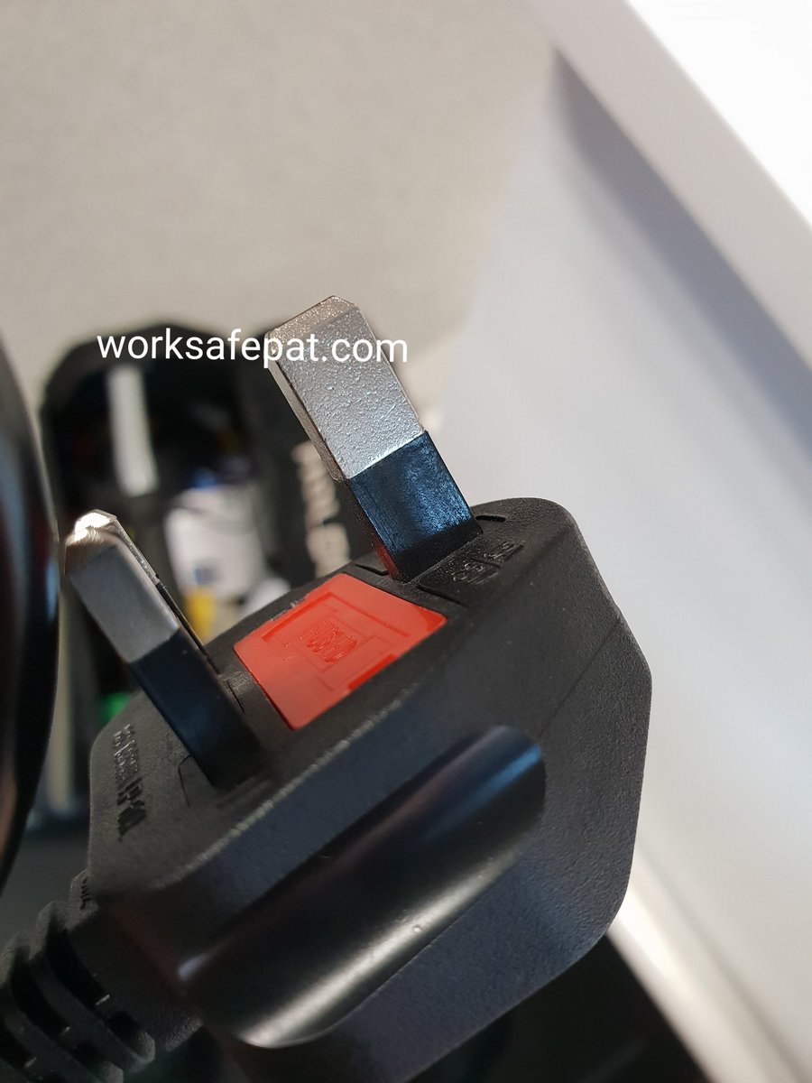 WORKSAFEPAT's tweet image. When buying online look out for a sleeved top pin. Fake #Firerisk and Shock Risk. Substandard lead. #Usercheck