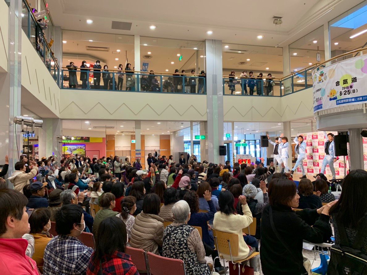 zanpa_official's tweet photo. 火曜の歌謡祭🎤
本日は斬波単独で956名と目標まであと少しでしたが、沢山のご声援ありがとうございました。来月もお待ちしております！
新曲「キメテ！」の初披露となりましたが、カップリング曲「白夜月」2/24(日)斬波三昧からお披露目いたします！是非聴きに来てください🌙
https://t.co/MubeUJ3Vd2 https://t.co/N4Httixfwh