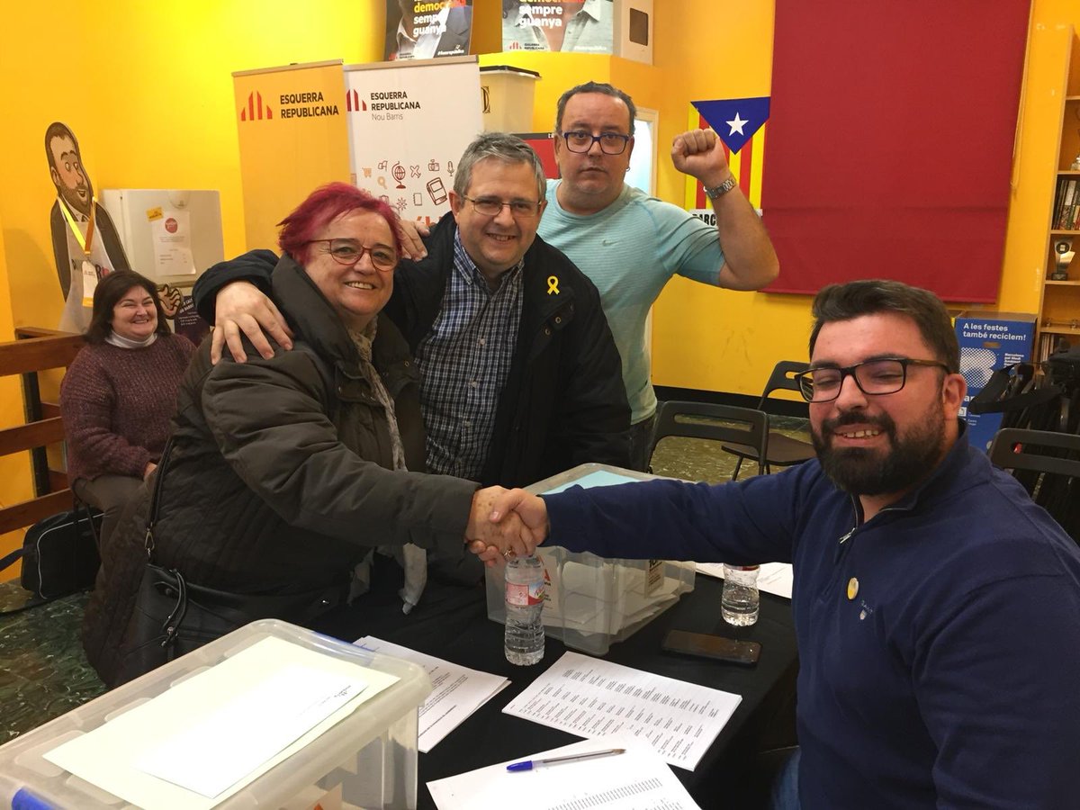 Antes de viajar a Madrid, cumplí con mi deber democrático y voté en mi casal por nuestros candidatos a la lista de Barcelona que acompañarán a Ernest Maragall.
Y recibí el apoyo de mis vecinos de Nou Barris para con nuestros presos políticos pues comenzaba el vergonzoso juicio.