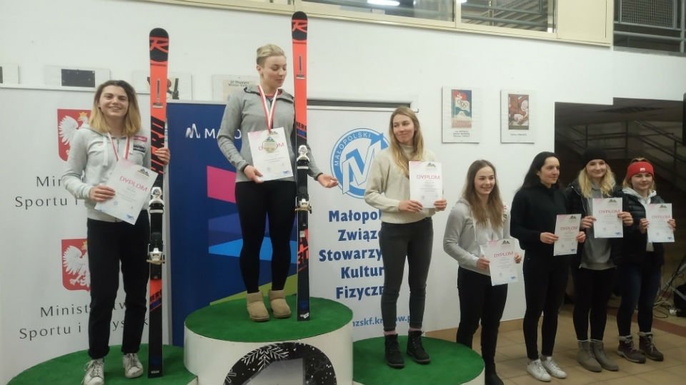 #SportnaPW Studentka PW zdobyła cztery złote medale w mistrzostwach Polski juniorów ⛷️ Gratulujemy! 👏 ➡️ http://bit.ly/SukceswMPjuniorów …
fot. Facebook / XXV Ogólnopolska Olimpiada Młodzieży w sportach zimowych Małopolska 2019