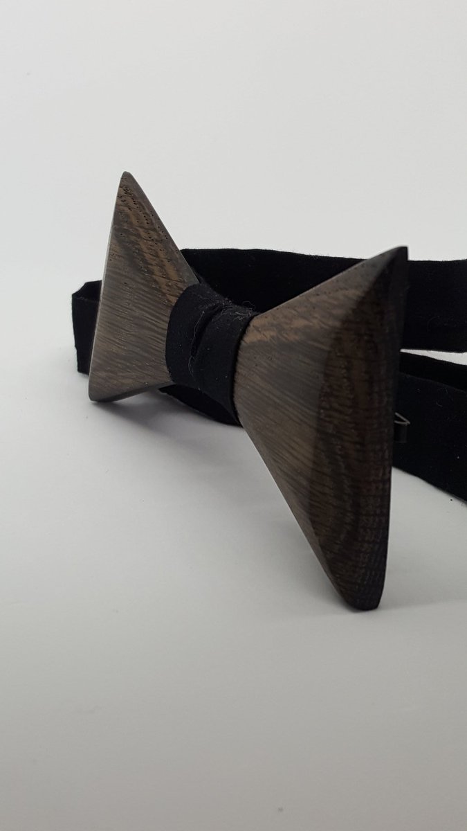 <a href="/BradleyyCoop/">Bradley Cooper</a> If there was 100 bow-ties on a table . 99 of them look the same but that 1 barktobow Bow-tie stands out from the rest 
Barktobow.ie #Oscars 
Irish bog oak ,5000yr old piece of wood . This bow would look good on you