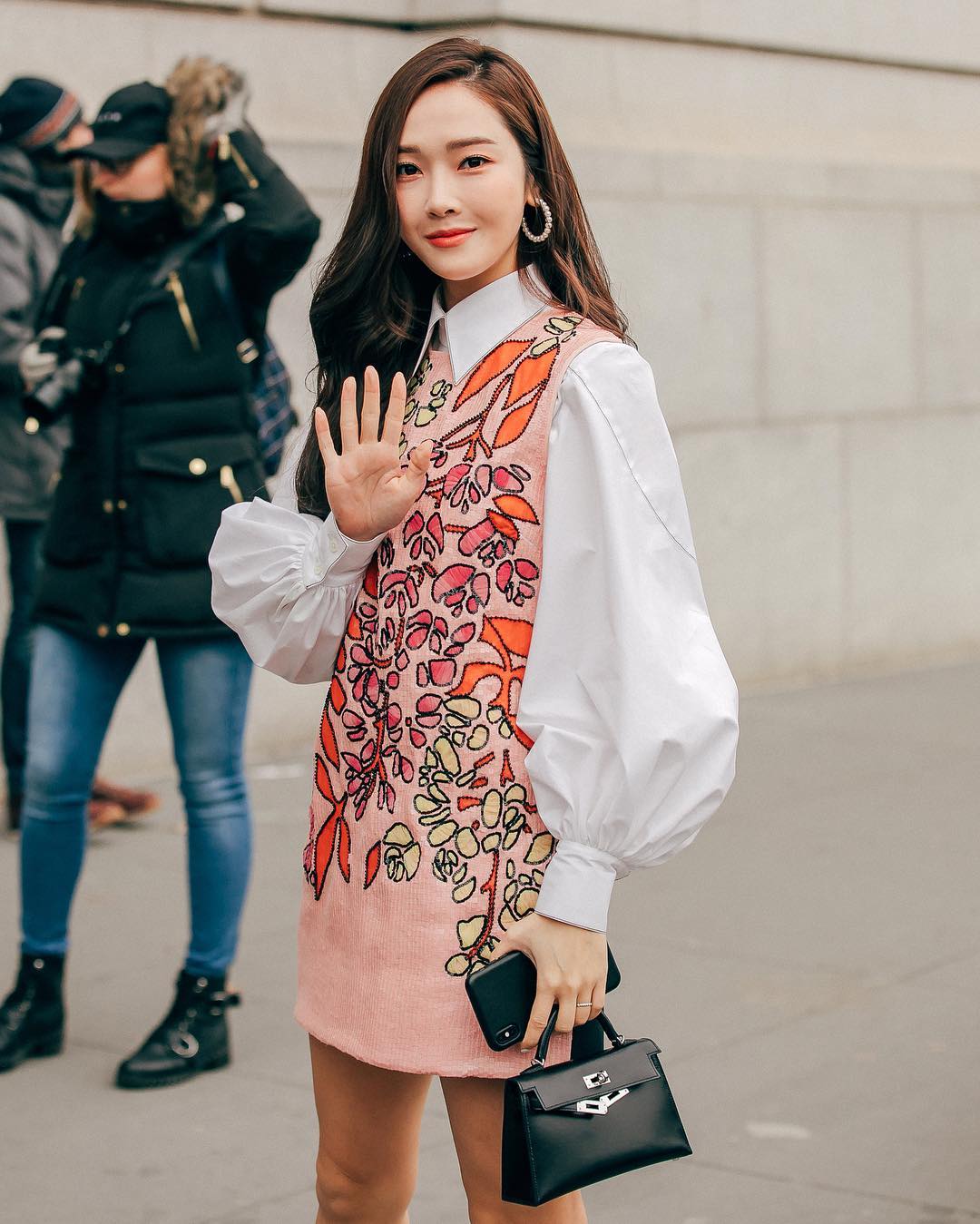 jsy fashion on X: 190211 Jessica Jung @ Carolina Herrera Fall 2019 Runway  Show, #NYFW BLANC & ECLARE: Minimal iPhone Case, $49   HERMÈS: Kelly Mini Bag (Black), $22,150 CAROLINA  HERRERA: Dress