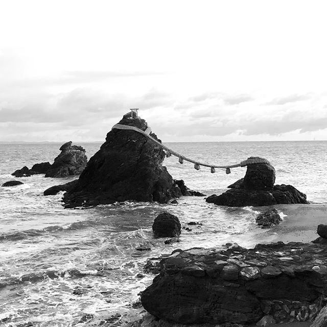 JapanWalking's tweet photo. Sacred rocks in Ise called Rocks of Husband and Wife. #japantravel #ocean #rocks #sacred #sacredrocks https://t.co/VdzTjErAiF https://t.co/7fwVgynCXv