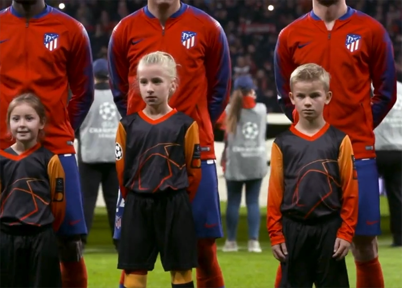 Interactiv_a's tweet photo. Kit Beats capta los latidos del niño que salta al campo de fútbol de la mano de un jugador y los envía a un sensor en la camiseta de su familiar en la grada https://t.co/EGtakKJp3u @MastercardES @MRMMcCannSpain #KitBeats #ChampionsLeague #futbol #emociones https://t.co/YQh1wLoQUs