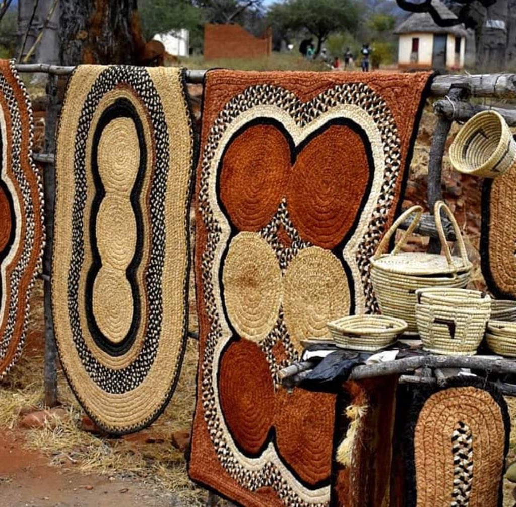 tourismzimbabwe's tweet photo. #TravelTuesday: Take off on a #Masvingo-#Mutare road trip &amp; you come across these #Baobab #mats...intricately made with #ZimPride...they attest of the cultural beauty of the #Manyika people, #Samanyika #Wasu. 
#Culture #Heritage #VisitZimbabwe 
📷 Skha Masunda, @stevenchikosi https://t.co/hY7u5lTErZ